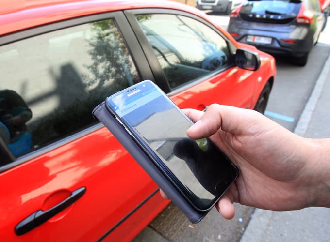 Pametno s telefonom: Kaj lahko na potovanju ali že pred njim opravimo na daljavo