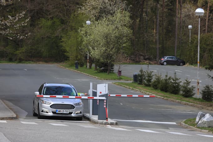 (FOTO) Prvi dan plačljivega parkiranja pod Pohorjem: Pločevina se je preselila k Habakuku