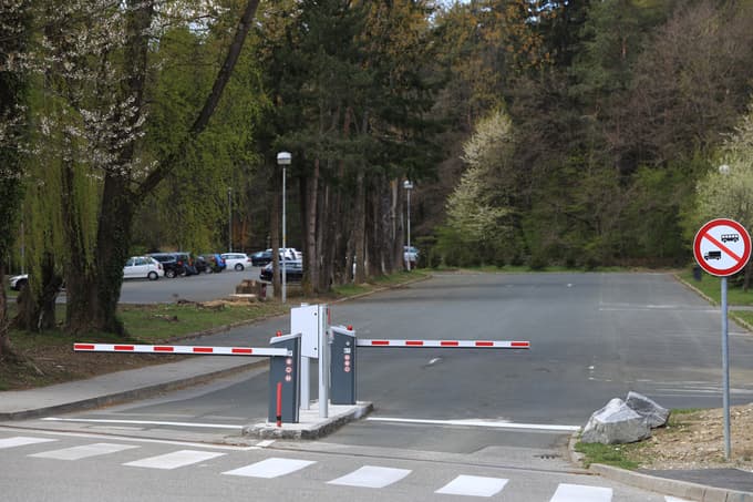 (FOTO) Prvi dan plačljivega parkiranja pod Pohorjem: Pločevina se je preselila k Habakuku
