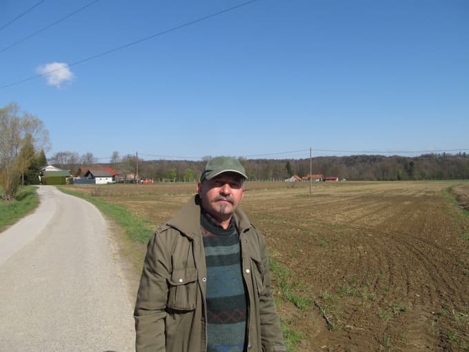 Marjan Merklin pri preoranem grmišču Foto: Marjan Toš