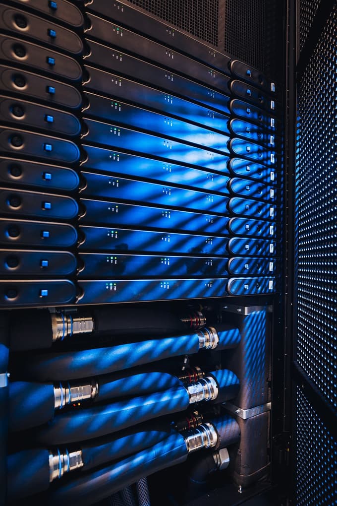 Superračunalnik Vega, ki bo pomagal reševati življenja, v Mariboru simbolično zagnala premier Janša in ministrica Kustec