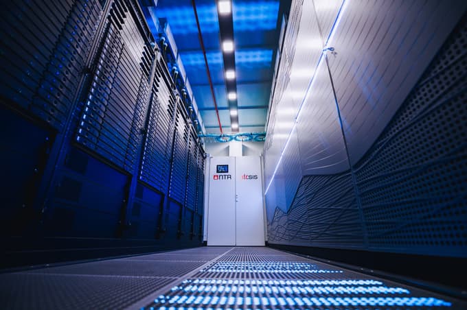 Superračunalnik Vega, ki bo pomagal reševati življenja, v Mariboru simbolično zagnala premier Janša in ministrica Kustec