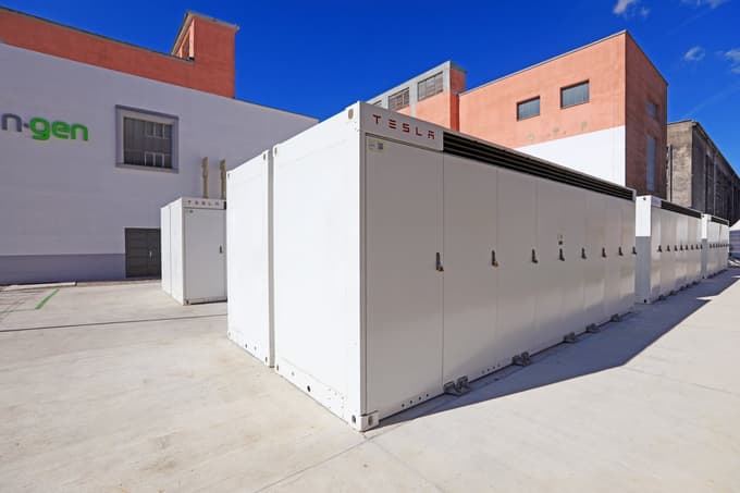 Ključno vlogo za doseganje energetske samooskrbnosti bodo v prihodnosti imeli hranilniki energije. Eden takšnih je postavljen na območju tovarne Talum v Kidričevem. Njegova naloga je, da hrani energijo in premošča morebitne izpade električne energije ter zagotavlja večjo stabilnost prenosnega omrežja.