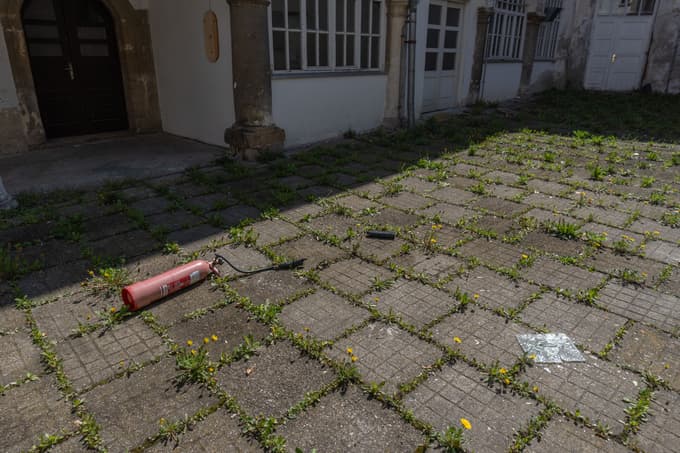 Vandali kar čez zaprta okna metali gasilne aparate ter pri tem razbijali šipe.