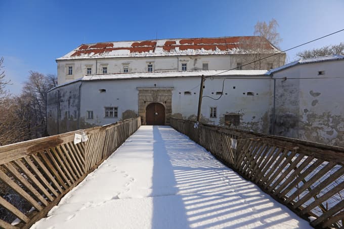 Grad Cmurek je bil tarča nepridipravov.