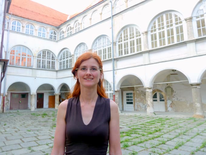 Sonja Bezjak na dvorišču gradu Cmurek.