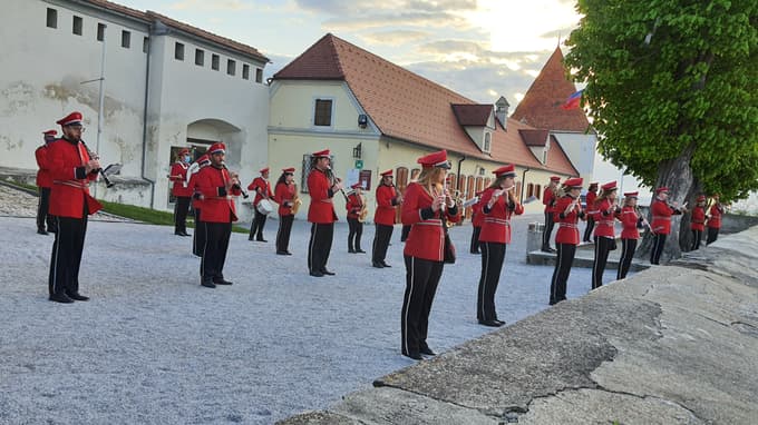 Člani Pihalnega orkestra Ptuj so Ptujčanom budnico zaigrali kar na grajskem dvorišču. Foto: Hojka BERLIČ