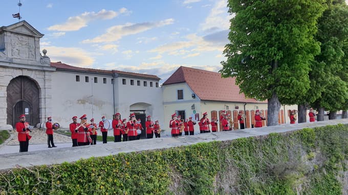Prvomajska budnica je letos na Ptuju znova zadonela v živo, a brez korakanja po mestu. Foto: Hojka BERLIČ