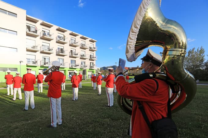 Pred Domom pod Gorco so zaigrali godbeniki Pihalnega orkestra KUD Pošta. 
