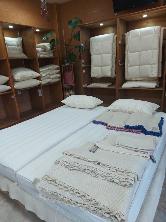 Podjetje Soven je znano po izdelkih iz ovčje volne, tudi posteljnini.