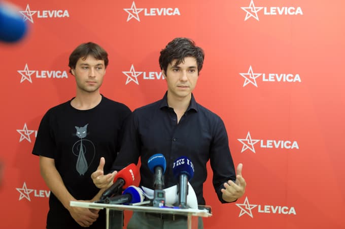 Poslanca Levice Miha Kordiš in Luka Mesec sta izkušnje nabirala predvsem v študentskih organizacijah. Mesec je bil dejaven tudi v nevladnih organizacijah.