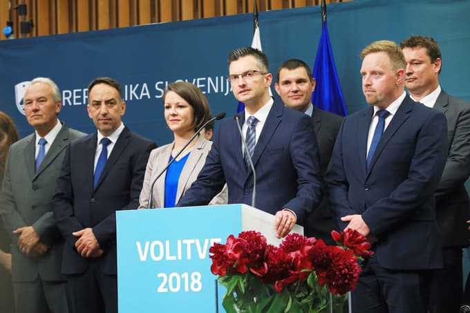 V življenjepisu poslanke LMŠ Jerce Korče (v sredini) ne najdemo pomembnejših referenc, razen udejstvovanja v študentskih in mladinskih organizacijah.