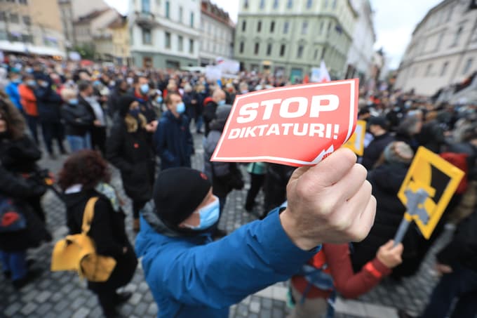Janša, Urbanija in Jančič omenjali porast okužb zaradi množičnega protesta. Kaj danes kažejo uradni podatki?