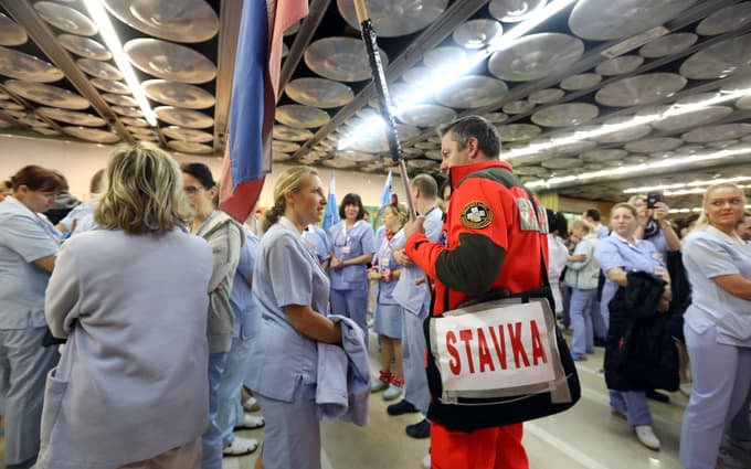 (POGLED) Državljani zaupajo medicinskim sestram, kaj pa zdravstvena politika?