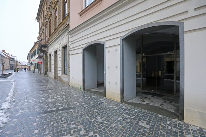 Na Koroški cesti 8 je bila prej galerija Epeke.