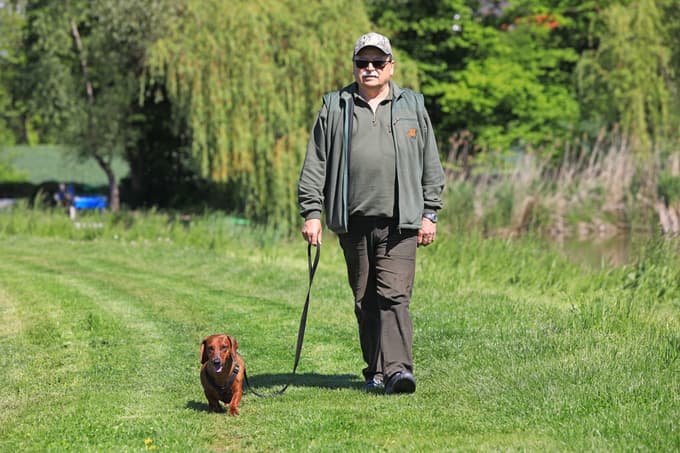 Marjan Toš in njegov spremljevalec jazbečar Mo