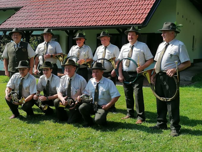 Mariboski lovski rogisti, ki so že desetletje ambasadorji lovske kulture, so se ob jubileju zbrali na Pohorju Foto: Marjan Toš