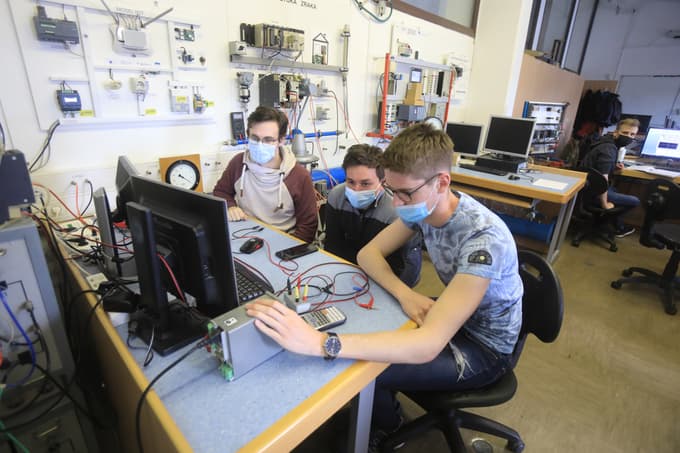 Študentje so se ponovno vrnili na Fakulteto za elektrotehniko, računalništvo in informatiko.
Foto: Igor NAPAST
