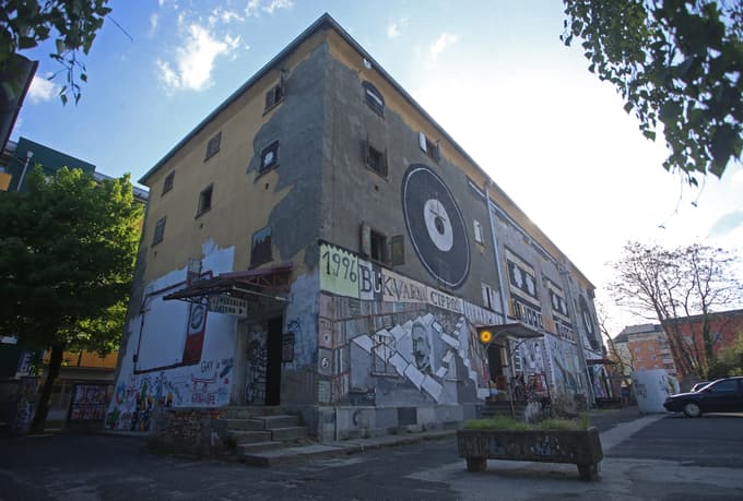 Bukvarna Ciproš ima prostore v poslopju Lubadar. Foto: Tadej REGENT