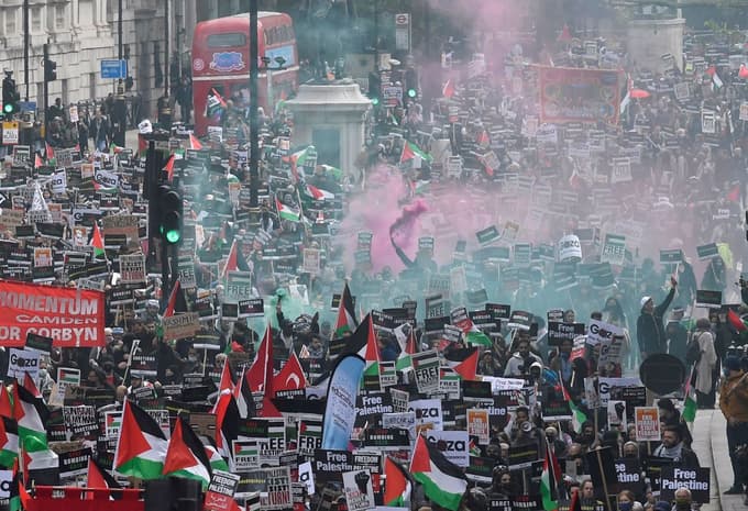 FOTO: V Londonu 180 tisoč ljudi na protestih za solidarnost s Palestinci