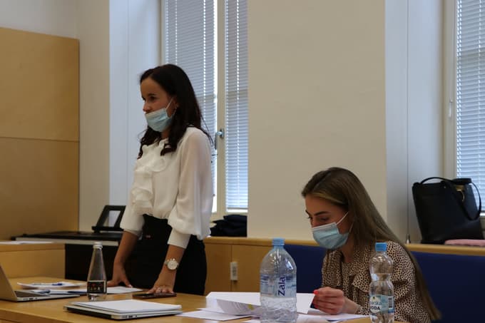 Manca Voje in Manca Vrtačnik (desno) iz zmagovalne ekipe, ki je zastopala zdravnico, ki je tožila infulencerja 