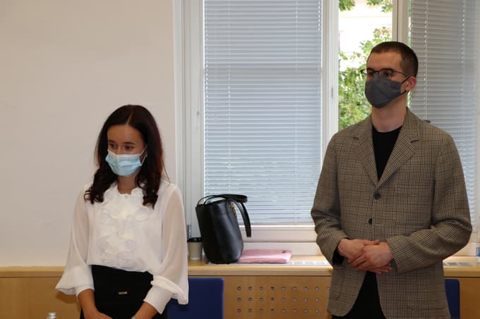 Manca Voje in Matej Bedič iz zmagovalne ekipe, ki je zastopala zdravnico, ki je tožila infulencerja 