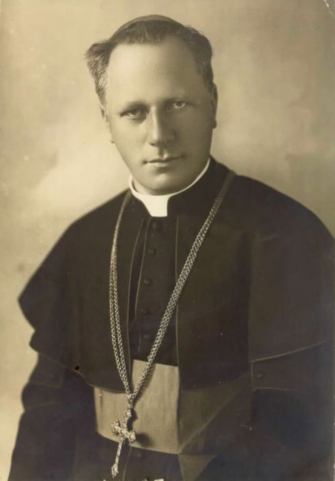 Nekdanji ljubljanski škof dr. Gregorij Rožman (1883-1959). V škofa je bil posvečen leta 1930, ko je nasledil škofa Jegliča. Bil je antikomunist in nasprotnik OF. Maja 1945 je zapustil Slovenijo in pozneje emigriral v ZDA. Vojaško sodišče ga je leta 1946 v odsotnosti obsodilo na 18 let zapora. Umrl je v Clevelandu. Državno tožilstvo je leta 1995 sprožilo zahtevo za obnovo procesa. Vrhovno sodišče je leta 2007 sodbo razveljavilo in zadevo vrnilo v ponovno sojenje. Leta 2009 je bil kazenski postopek proti škofu Rožmanu ustavljen. Leta 2013 so njegove posmrtne ostanke prenesli v ljubljansko stolnico. Foto: Arhiv Večera