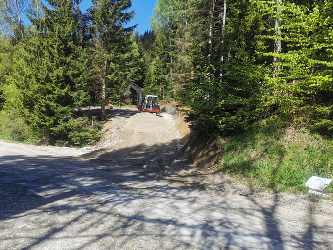 Cesta na Kope je na odseku pri Golavabuki polna lukenj