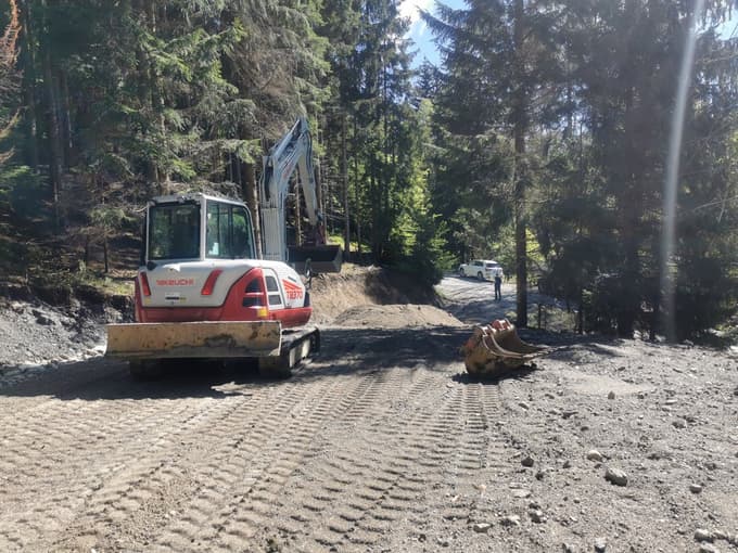Tovšak ob cesti ureja deponijo za les, a so stroški že pri prvi deponiji krepko presegli znesek, ki ga je plačala DRSI.