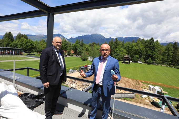 (FOTO) Poglejte, v kakšnem hotelu na Brdu bodo spali politiki in vrhunski nogometaši