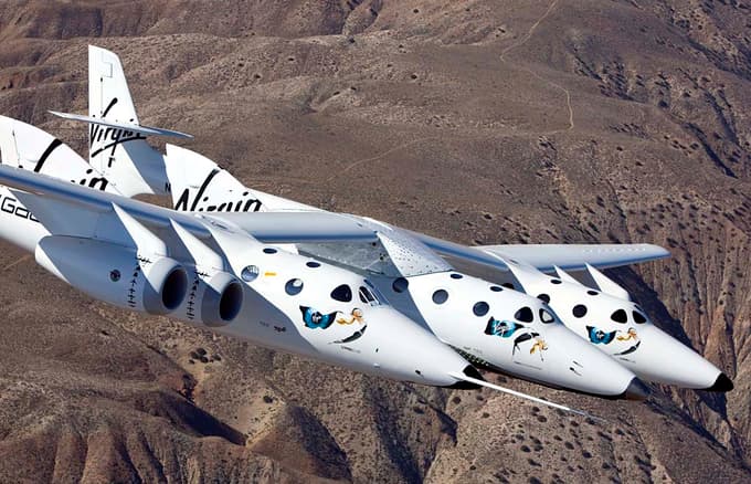 Vesoljsko plovilo Virgin Galactic SpaceShipTwo nad puščavo Mojave.