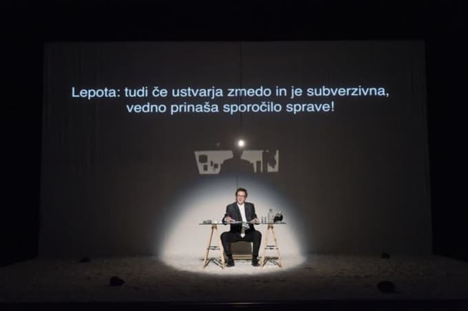 (GLEDALIŠKA KRITIKA) Nespečni globokoumnež