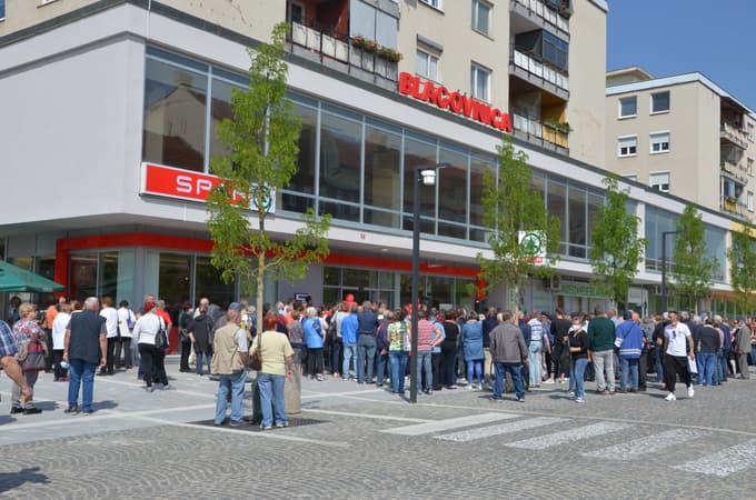 Otvoritev nove trgovine je privabila številne obiskovalce. 