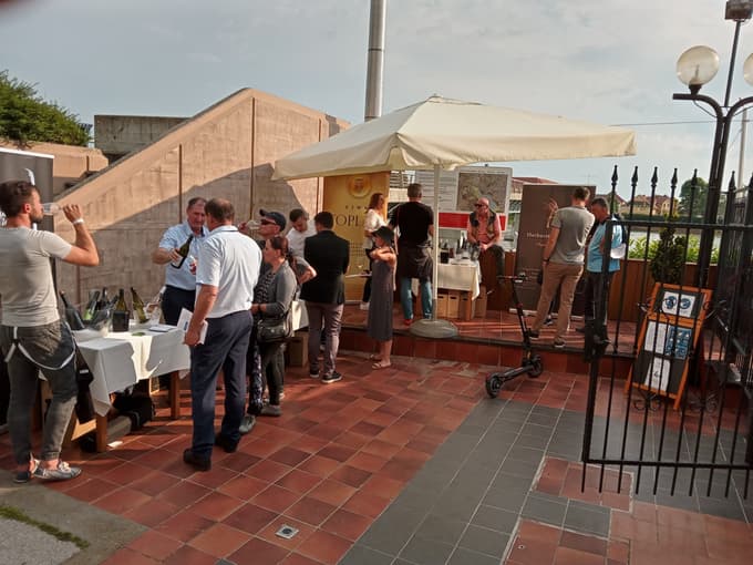 Sodelujoči gostinski lokali, tudi znana gostilna Ribič, so ponujali tudi kaj primernega za pod zob. 