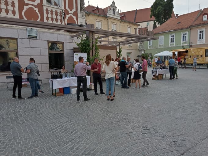 Nekaj stojnic so postavili v na trgu strogem centru mesta, nasproti mestne hiše. 
