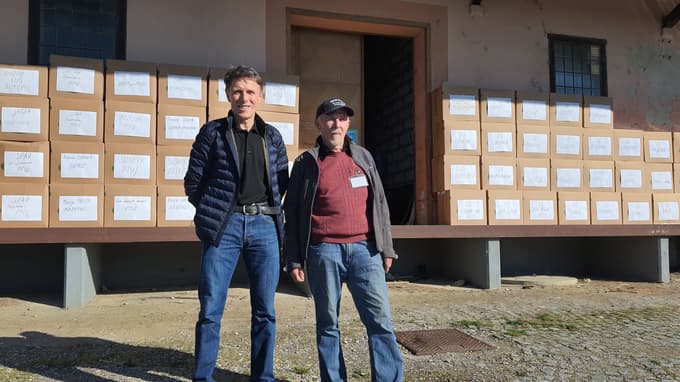Ignac Habjanič in Mirko Vindiš pred škatlami z imeni številnih aktivnih v desetletju akcije zbiranja zamaškov.