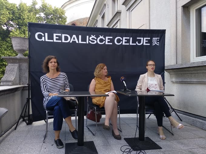 Predstavo in njeno tematiko sta predstavili režiserka Ajda Valcl (skrajno levo) in dramaturginja Tina Kosi (na sredini). 