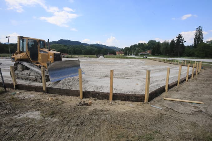 Te dni je hipodrom v Kamnici gradbišče. Foto: Igor NAPAST