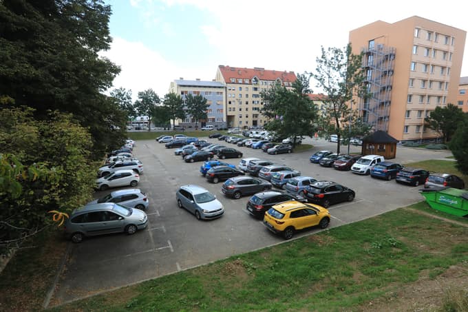 Parkirišče med hotelom in mariborskim zdravstvenim domom 