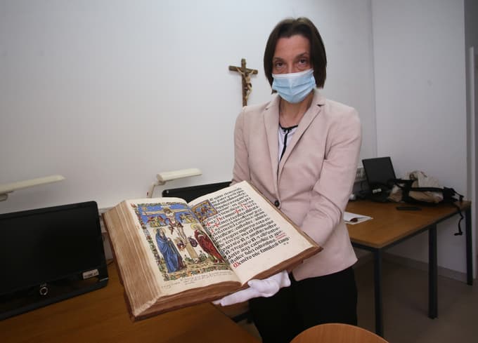 Arhivistka Lilijana Urlep je pokazala mašno knjigo iz leta 1564. Foto: Tadej REGENT
