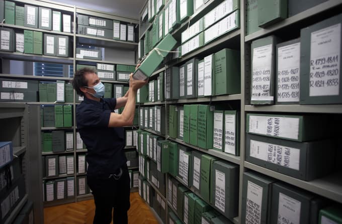 Matične knjige zaradi varnosti hranijo v škatlah.