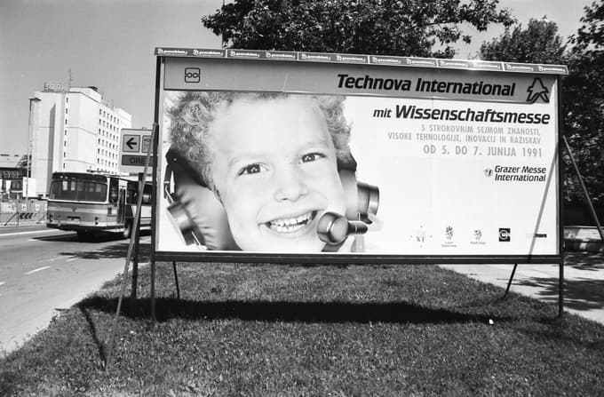 Junija 1991 so se na Titovi cesti pojavili prvi obcestni reklamni panoji. Foto: Egon Skamlec