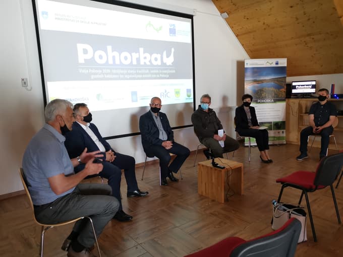 Predstavitev projekta je bila na Kopah, od desne: Tomaž Repnik, v.d. direktorja RIC Slovenska Bistrica, Karmen Sonjak, direktorica RRA Koroška, Janez Logar, v.d. direktorja Zavoda za gozdove Slovenije, Teo Hrvoje Oršanič, direktor Zavoda RS za varstvo narave, Bojan Borovnik, župan Občine Mislinja, in Boris Podvršnik, župan Občine Zreče. 