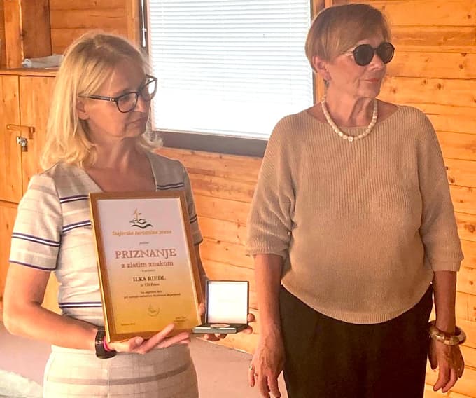 Janja Viher (levo), predsednica ŠTZ, in Ilka Riedl, prejemnica zlatega priznanja ŠTZ.
