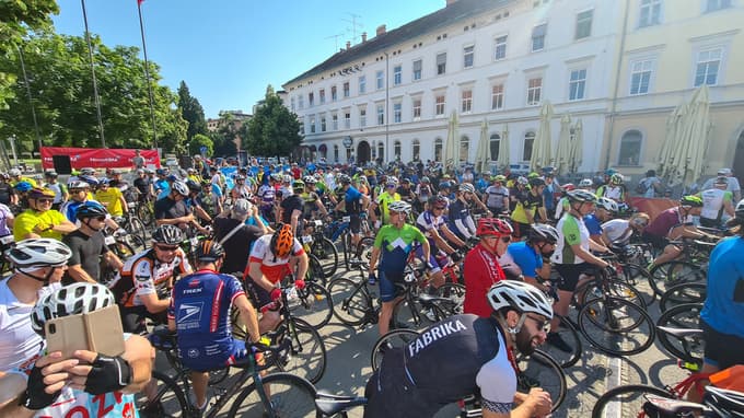 (FOTO) Skoraj 600 kolesark in kolesarjev na maratonu Okoli Pohorja