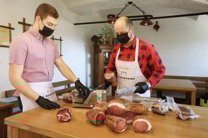 V družini Štern se lahko pohvalijo z izvrstnimi mesninami.