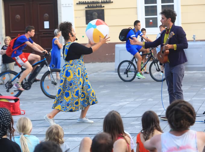 Dvojec nemškega gledališča Labaaz je s klovnovsko nežno in prikupno norčavostjo navdušil predvsem najmlajše občinstvo.