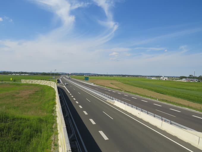 Na desni strani avtoceste leži videmska industrijska cona, zdaj bo kaj takega mogoče urediti tudi na levi strani. Foto: Slavica PIČERKO PEKLAR