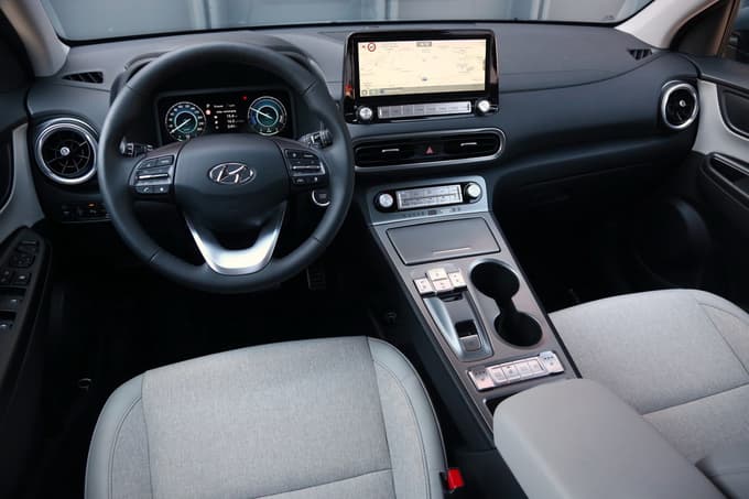 Odlični ergonomija in tehnika, opazi pa se varčevanje pri (nekaterih) materialih.