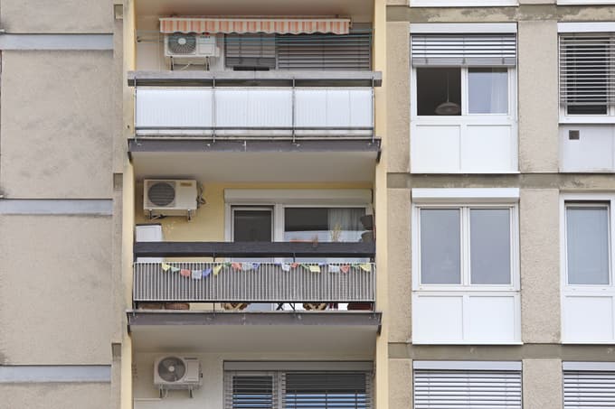 Ni dopustno, da kondenz iz cevi prši kar po zraku ali po fasadi, morda celo spodnjim sosedom ali mimoidočim na glavo.